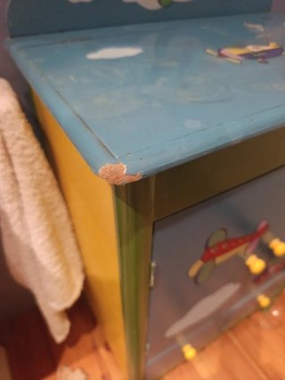 Mesita infantil con dibujos de aviones