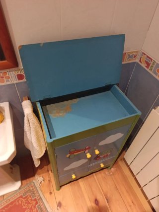 Mesita infantil con dibujos de aviones