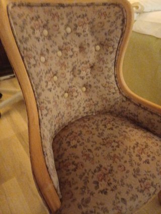 Sillón antiguo floral.
