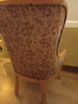 Sillón antiguo floral.