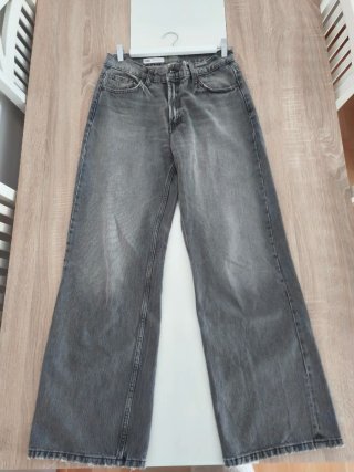 Pantalón vaquero Zara gris ancho