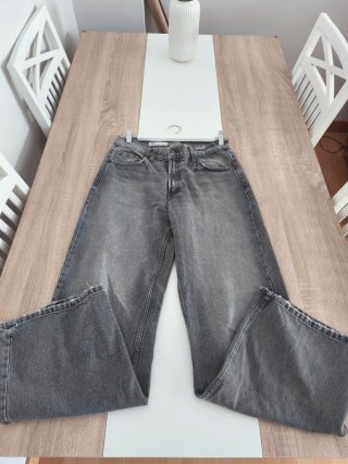 Pantalón vaquero Zara gris ancho