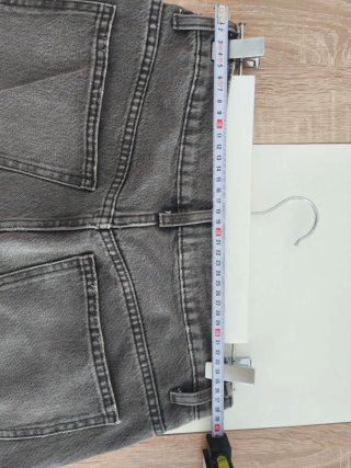 Pantalón vaquero Zara gris ancho