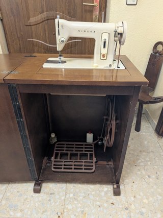 Máquina Singer 810-Z2 con mueble y pedal