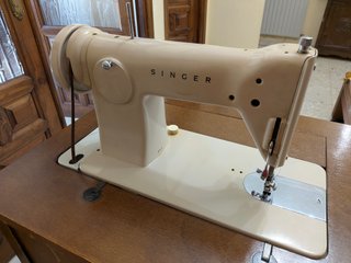 Máquina Singer 810-Z2 con mueble y pedal