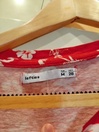 Camiseta crop top Lefties estampado tropical