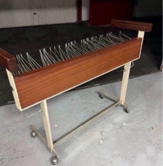 Expositor Ropa Metálico con Ruedas
