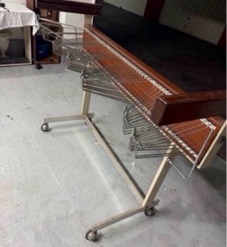 Expositor Ropa Metálico con Ruedas