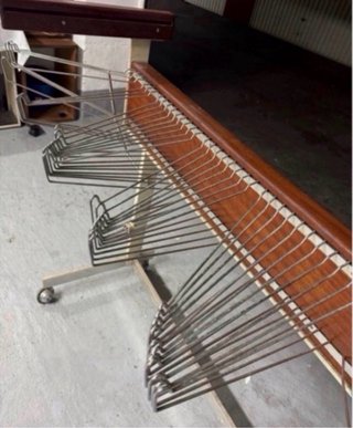 Expositor Ropa Metálico con Ruedas