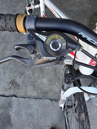 Bicicleta de montaña blanca RACE 2900