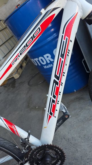 Bicicleta de montaña blanca RACE 2900