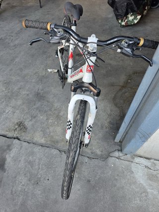 Bicicleta de montaña blanca RACE 2900