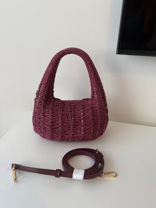 Bolso Parfois rafia color entre buganvilla y morad