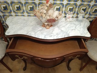 Consola de madera maciza con tapa de mármol