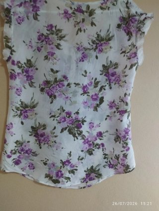 Blusa floral blanca y morada