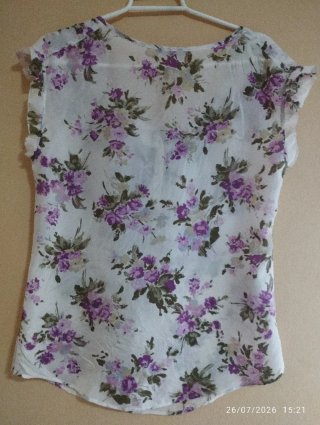 Blusa floral blanca y morada