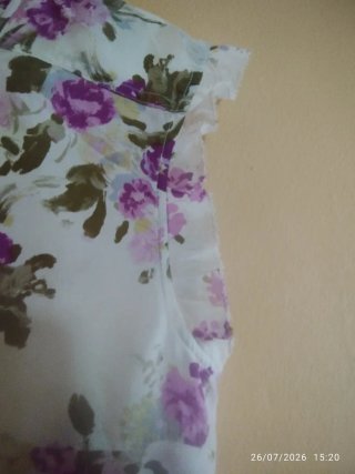 Blusa floral blanca y morada