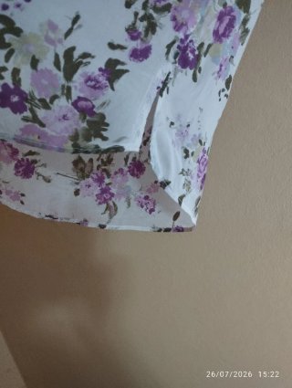 Blusa floral blanca y morada