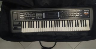 Sintetizador Roland+funda transporte y soporte