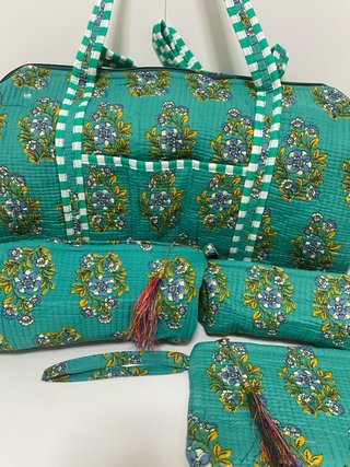 Bolsa de viaje y 3 neceseres estampados