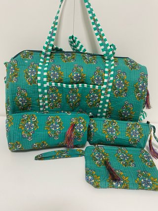 Bolsa de viaje y 3 neceseres estampados