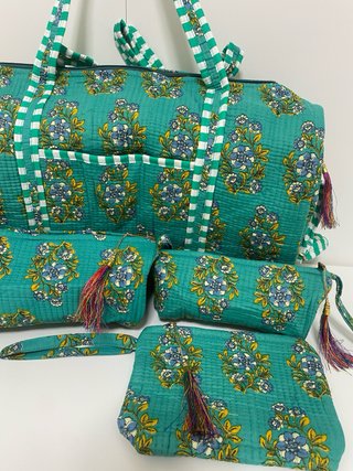 Bolsa de viaje y 3 neceseres estampados