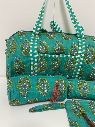 Bolsa de viaje y 3 neceseres estampados