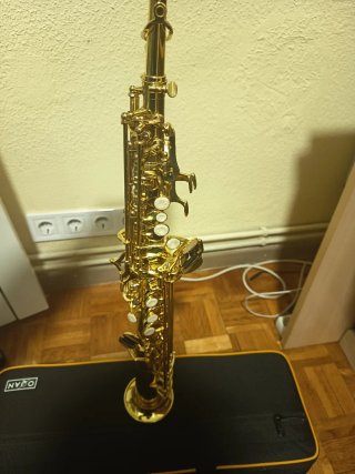 Saxofón Soprano Dorado con Estuche