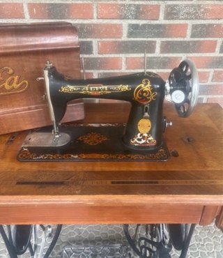 Máquina de coser antigua Alfa con mueble
