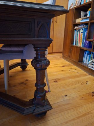 Mesa de comedor antigua de madera