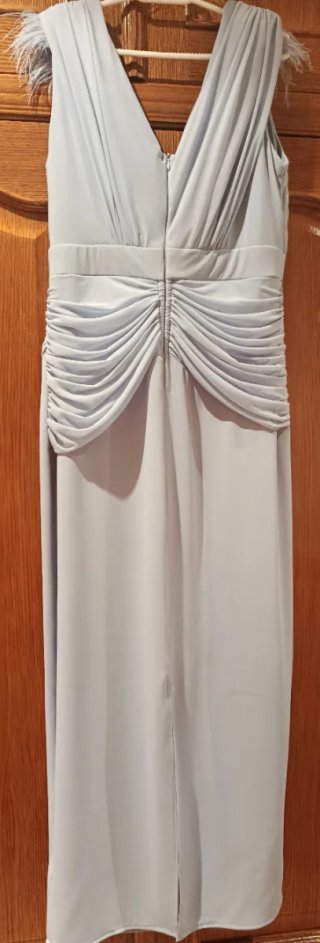 Vestido de fiesta azul con plumas