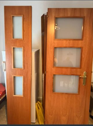 Puerta doble comedor madera con cristal. Una fija
