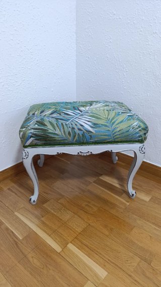 Taburete antiguo tapizado floral