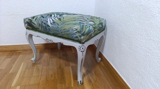 Taburete antiguo tapizado floral