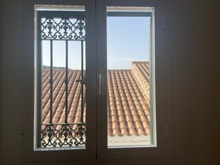 Puertas de aluminio blancas y ventana