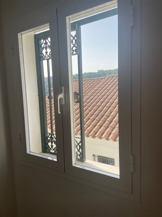 Puertas de aluminio blancas y ventana