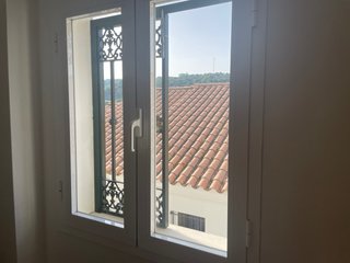 Puertas de aluminio blancas y ventana