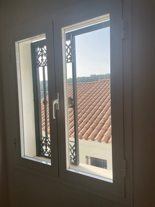 Puertas de aluminio blancas y ventana