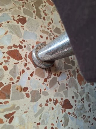 Sillón orejero gris tela