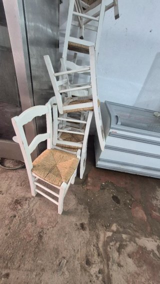Sillas de madera con asiento de esparto
