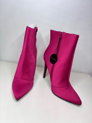Botines fucsia tacón fino