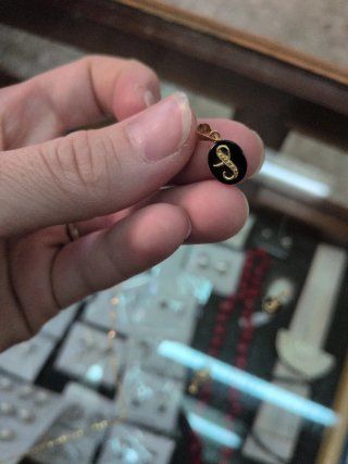 Colgantes Letras Oro 18k y Ónix Negro
