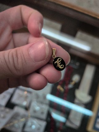 Colgantes Letras Oro 18k y Ónix Negro
