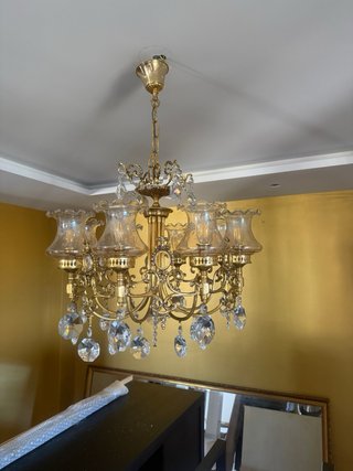 Elegante lámpara de techo dorada