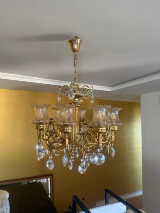 Elegante lámpara de techo dorada