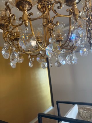 Elegante lámpara de techo dorada