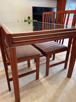 Mesa extensible cristal y 4 sillas madera tapizada