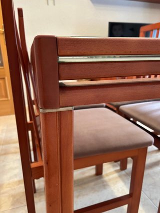 Mesa extensible cristal y 4 sillas madera tapizada