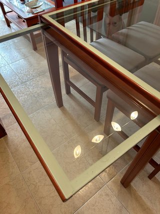 Mesa extensible cristal y 4 sillas madera tapizada