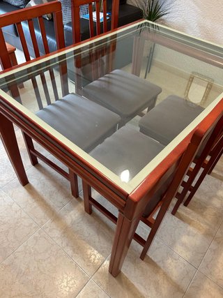Mesa extensible cristal y 4 sillas madera tapizada